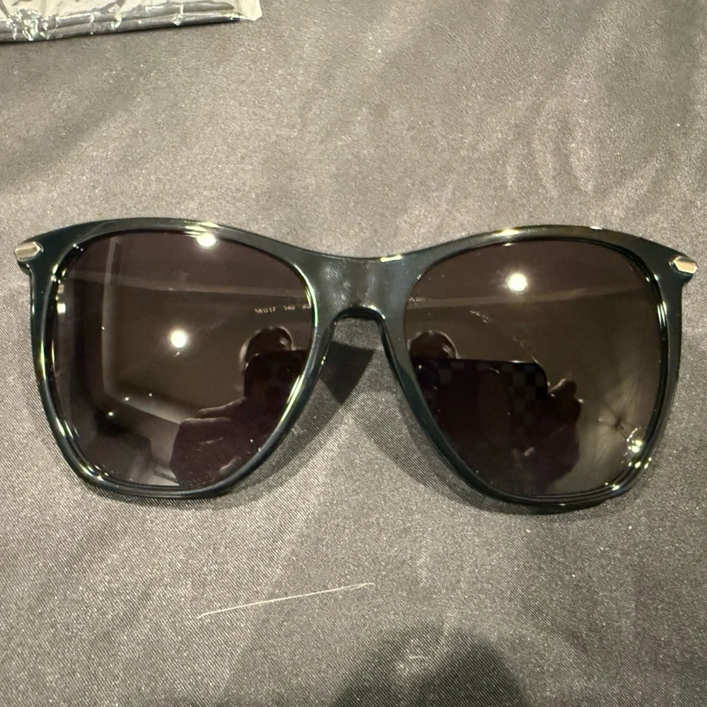 Victoria Beckham VB636S Sunglasses Black with Silver Hardware FULL INCLUSION
